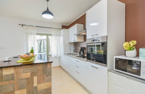 Tinjan Villa | Villa Martin Enclosed Yard, Stone BBQ & Pavilion Village Centre
