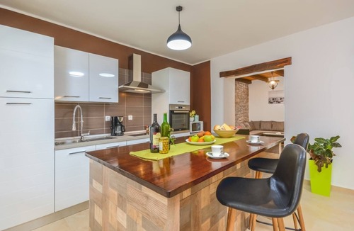 Tinjan Villa | Villa Martin Enclosed Yard, Stone BBQ & Pavilion Village Centre