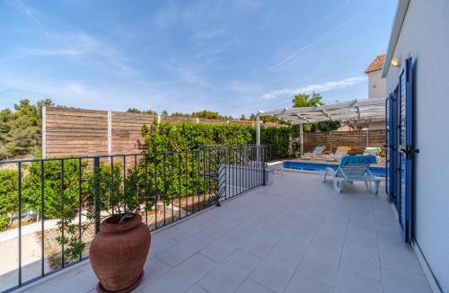 Cove Makarac (Milna) Villa | Villa Milna Bay - Heated Pool, Sea Views & Near Beach I Brač Island