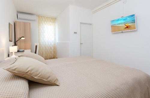 Frata Apartment | Villa Mira Double Room with Private Bathroom