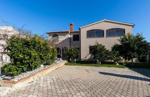 Frata Apartment | Villa Mira Double Room with Private Bathroom