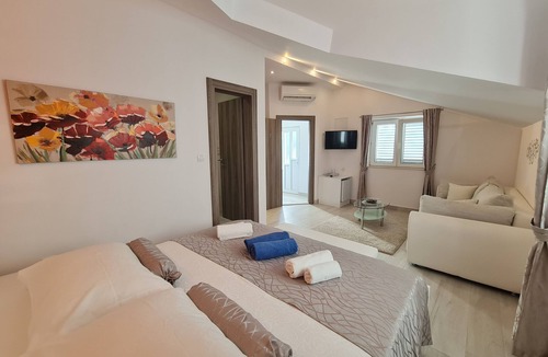 Kobas Bed & Breakfast | Villa Mirosa