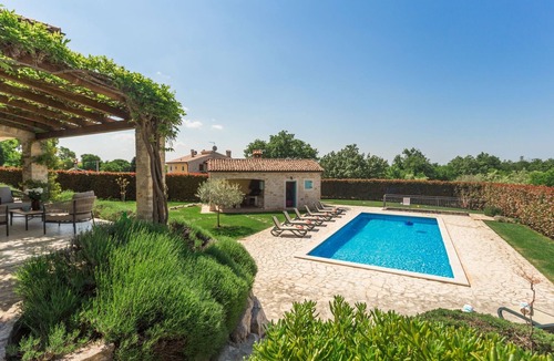 Heraki House | Villa mit Pool, Garten und Sommerküche by Interhome
