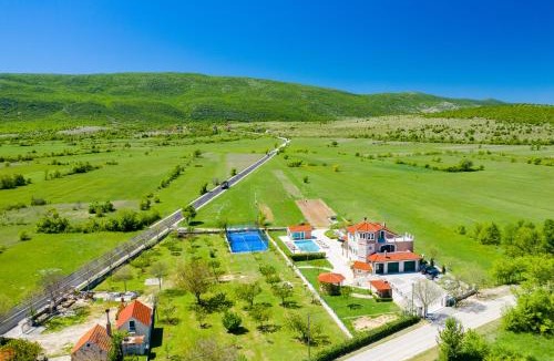 Ruzic Villa | Villa Nature's Embrace - Heated Pool, Jacuzzi & Padel