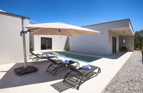 Vintijan Villa | Villa Nauta - beautiful ground floor villa for 4 people with playground & sauna Pula