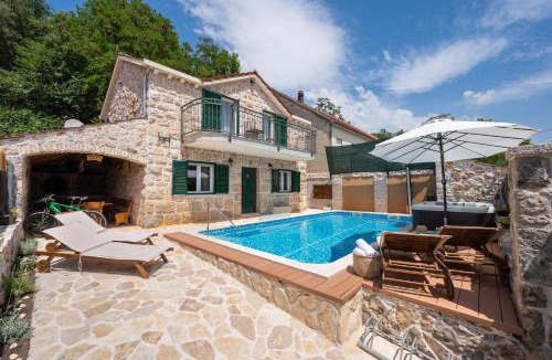 Prolozac House | Villa Old House I Hot tub and pool, near Imotski