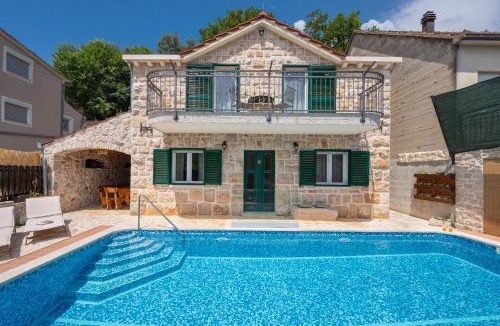 Prolozac House | Villa Old House I Hot tub and pool, near Imotski
