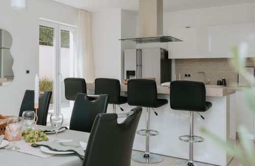 Splitska Villa | Villa Oleander by Domus Mirus - Rooftop Cinema & Pool & 6min Walk to Beach