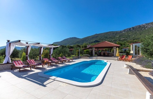 Kastel Luksic Villa | Villa Orhid near Split, heated pool