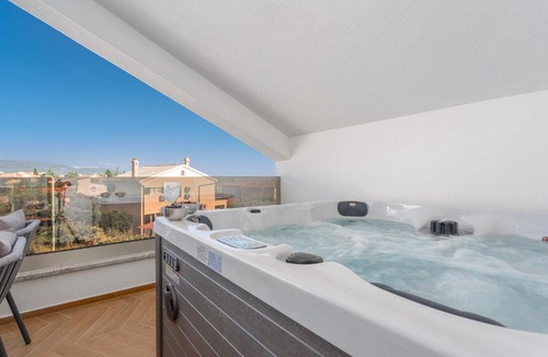 Krk House | Villa Palma Krk Penthouse apartment with sea view and private jacuzzi