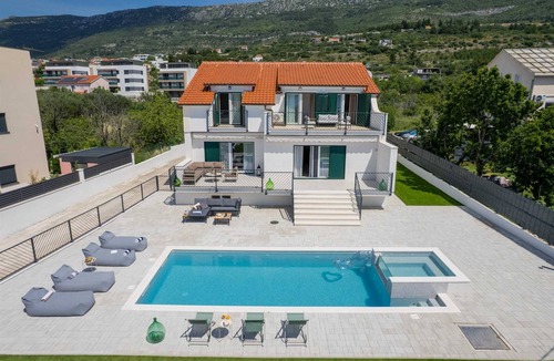 Kastel Kambelovac Villa | Villa Perla M | Family Villa with Heated pool