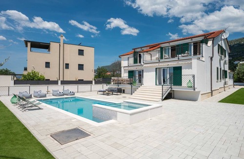 Kastel Kambelovac Villa | Villa Perla M | Family Villa with Heated pool