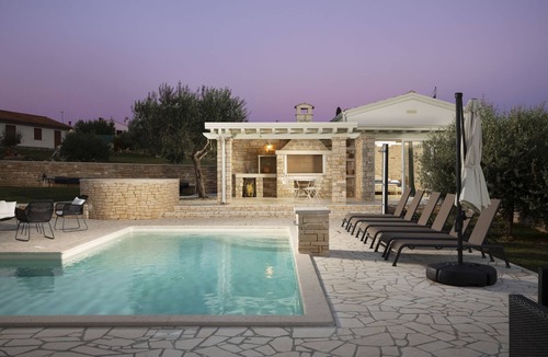 Rovinjsko Selo House | Villa Piccolo Paradiso with Heated Pool, Jacuzzi & Sauna
