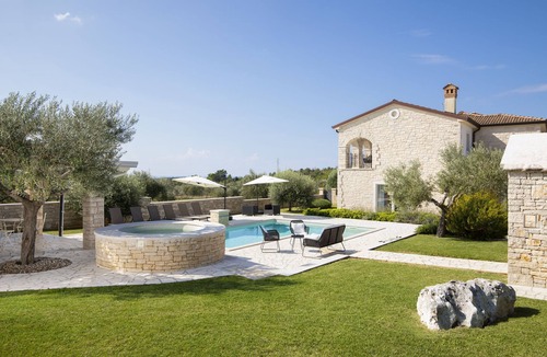 Rovinjsko Selo House | Villa Piccolo Paradiso with Heated Pool, Jacuzzi & Sauna