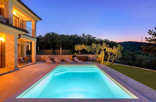 Vrbnik Villa | Villa Pinaza B – Romantic Seaside Retreat with Heated Pool, Sauna, and Jacuzzi in Vrbnik