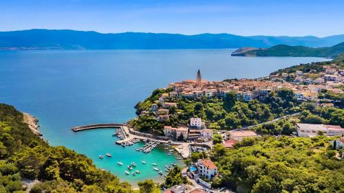 Vrbnik Villa | Villa Pinaza with pool, hot tube and sea view