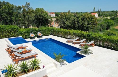Petrcane Apartment | Villa Pino with Pool, Sauna & Jacuzzi 2