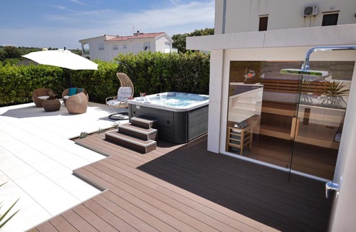 Petrcane Apartment | Villa Pino with Pool, Sauna & Jacuzzi 2
