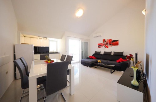 Petrcane Apartment | Villa Pino with Pool, Sauna & Jacuzzi 2