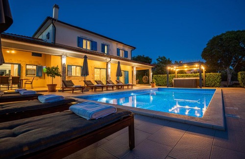 Drnis Villa | Villa Romansa Miljevci with private tennis court, heated pool, Jacuzzi and sauna