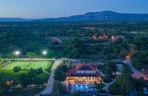 Drnis Villa | Villa Romansa Miljevci with private tennis court, heated pool, Jacuzzi and sauna