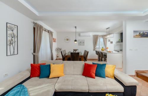 Martinski Villa | Villa San Martino Heated Pool, Jacuzzi & Peace
