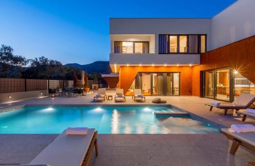 Kastel Stari Villa | Villa SEVEN HEARTS with heated pool and basketball court near Split