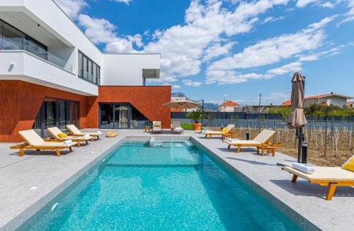 Kastel Stari Villa | Villa SEVEN HEARTS with heated pool and basketball court near Split