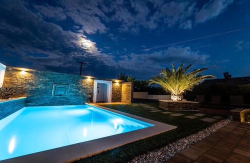 Koper House | Villa Sunset Pool & Spa apartments