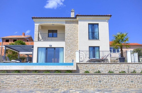 Garica Villa | Villa Wisteria with Pool