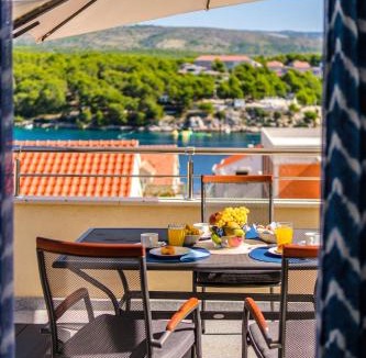 Cove Osibova (Milna) Apartment | Villa Zdenka