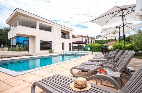 Klimno Apartment | VSG Resort - Indoor & Outdoor Pools, Sauna, 200m to Beach