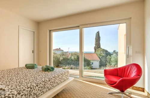 Lovrecica Apartment | Wohnung "Lovrecica" mit Blick auf das Wasser by Interhome
