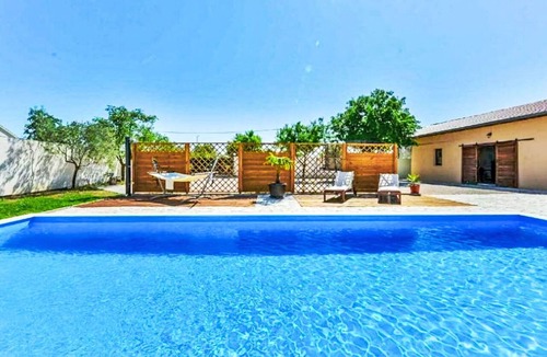 Benkovac House | Wonderful private villa with private pool, A/C, WIFI, TV, terrace, pets allowed and panoramic view
