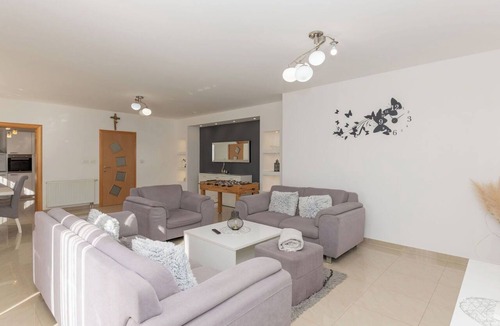 Donji Prolozac House | Wonderful private villa for 10 people with private pool, hot tub, WIFI, A/C, TV and terrace