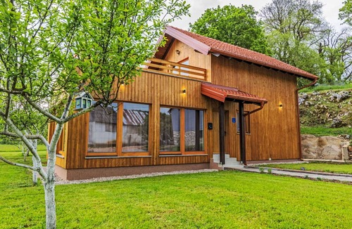 Perusic House | Wonderful private villa for 7 people with hot tub, A/C, WIFI, TV, terrace and panoramic view