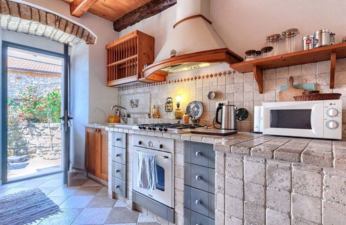 Vardica House | Wonderful villa for 3 people with WIFI, A/C, terrace and panoramic view