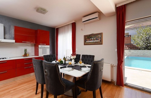 Zadar House | Wonderful villa for 8 people with A/C, private pool, WIFI, TV, terrace and pets allowed