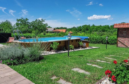 Vrbovec House | Wooden house with a sauna and an above-ground pool, surrounded by nature in a peaceful setting near Vrbovec.