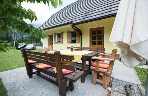 Trenta House | Yellow house