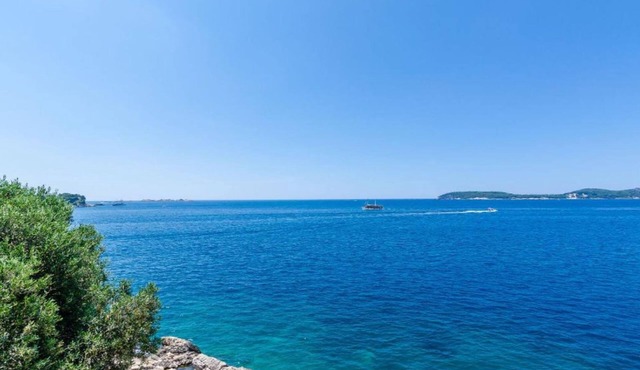 1-bedroom apartment with AC with pool view