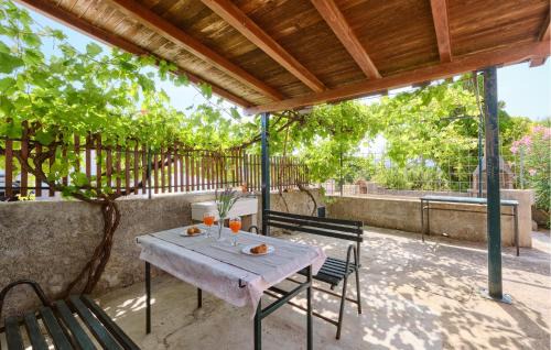 1 Bedroom Gorgeous Apartment In Stivan