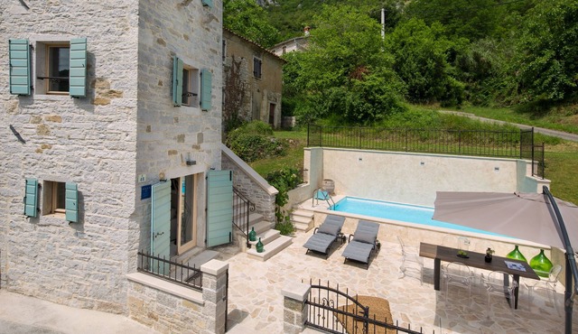 2 BD house with pool in Livade