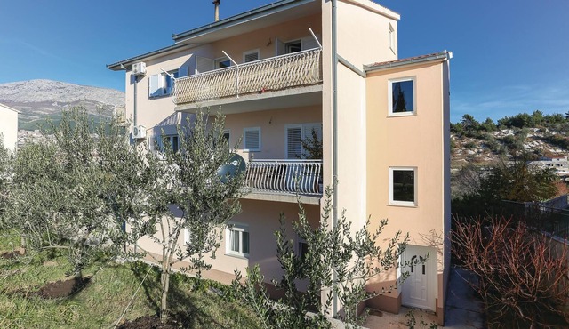 2 bedroom accommodation in Solin