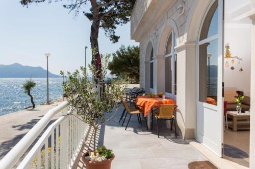 2 bedroom apartment with Sea view in Trstenik