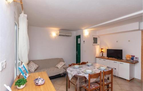 2 Bedroom Lovely Apartment In Osobljava