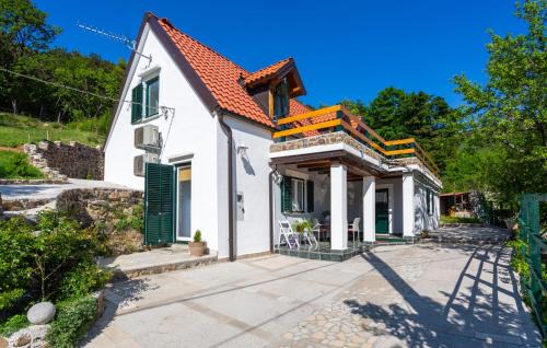 2 Bedroom Stunning Home In Gornji Lopci