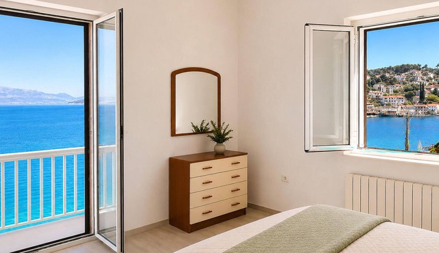 3 bedroom beach front apartment in Stomorska