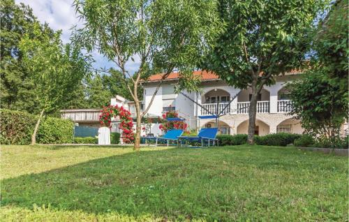 3 Bedroom Beautiful Apartment In Pavicini