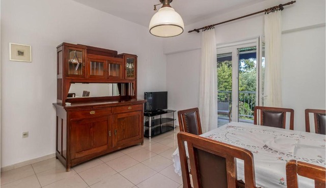 3 Bedroom Cozy Apartment In Ika in Ika